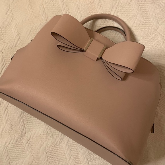 Tan Betsy Johnson tote bag with floral pink/black interior with 7 pockets - Picture 2 of 4